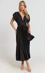 Della Midi Dress - Plunge Neck Short Sleeve Pleated Dress in Black